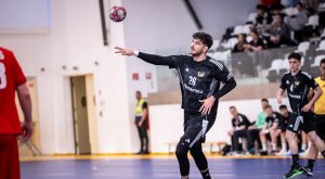 deackezi_20260424-300x165 Megint vereséget szenvedtek az egyetemi kézisek