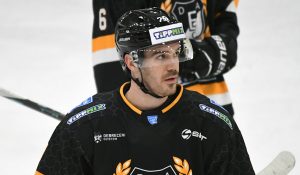 654312847_1543370504459461_8756189628032444070_n-300x175 A következő szezonban is fekete-fehérben lép jégre a támadó