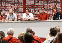 Szurkolók vették birtokba a sajtótermet
